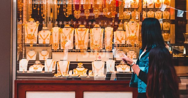 الذهب يولعها ويتجاوز 52 دينار .. والمحلات تحجم عن الشراء #عاجل 