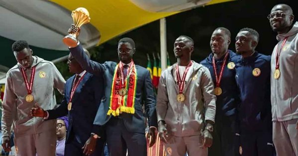 رئيس وزراء السنغال يسأل ديوف: أين المنشفة؟ 