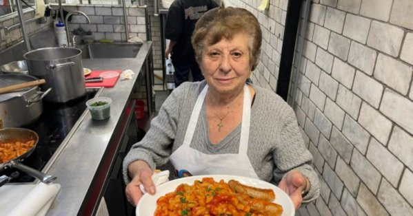 نيويورك: مطعم يستبدل الطهاة المحترفين بـ "جدات" من حول العالم 