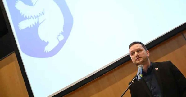 رئيس وزراء غرينلاند يؤكد تمسكها بـ"الحوار السلمي" 