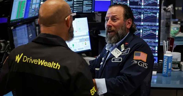 "وول ستريت" قرب أعلى مستوياتها بعد تراجع ترامب عن رسوم أوروبا 