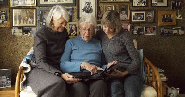 مشاهدة الصور القديمة قد تخفف الاكتئاب والقلق وحتى الألم الجسدي 