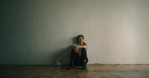 الابتعاد عن الناس والعزلة.. خطر على الانسان 