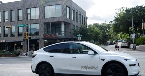 تسلا تبدأ تشغيل رحلات روبوتاكسي بدون مشرفي سلامة بشريين 