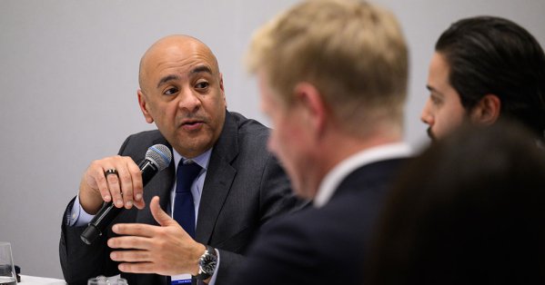 الأمين العام لمجلس التعاون يؤكد من دافوس على أهمية الحوار والتكامل 