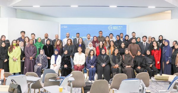 طلبة يعرضون حلولا مبتكرة بفعالية مختبر مستقبل الاستدامة تحدي الجامعات 