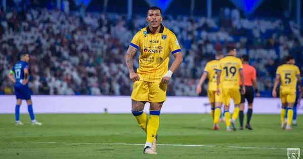 مارتينيز التعاون.. "فقير" أثار الجدل بـ"قصر ولامبورغيني" 