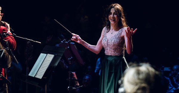 أمل قرمازي تقود أوركسترا "مزيكا" في جولة عالمية 