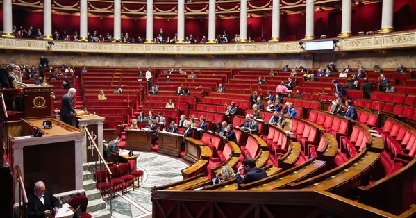 فرنسا.. قانون يحظر وسائل التواصل لمن هم أقل من 15 عاما 