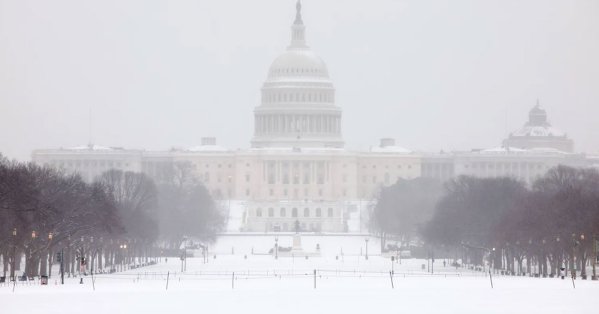 البرد يشل ولايات أميركية.. وأكثر من 600 ألف منزل بلا كهرباء 