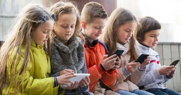 فرنسا تقر حظر استخدام وسائل التواصل لمن هم دون 15 عاماً 