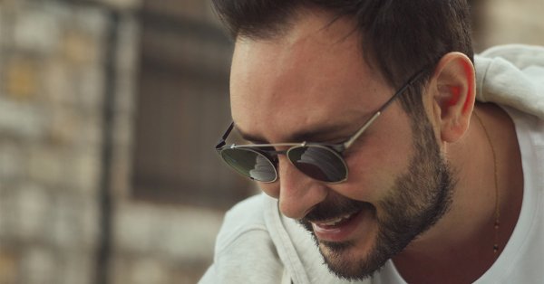 هادي ضو يطرح "كنا تمام".. وفيديو كليب يجمعه بولَديه 