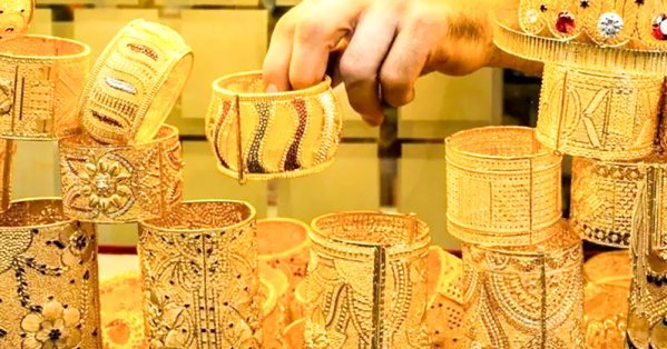 عمليات بيع مكثفة للذهب والفضة تهوي بالأسعار 