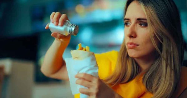 باحثون: خفض بسيط للملح يقي من السكتات وأمراض القلب 