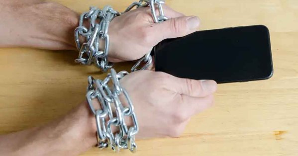 مختصون: إبقاء الهاتف قريباً يقلل التركيز حتى دون استخدامه 