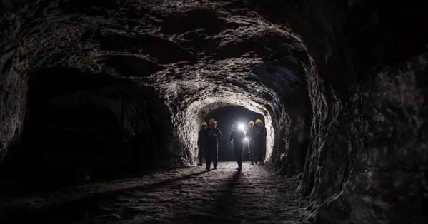 الجزائر تدشن خطاً استراتيجياً للسكك الحديد إلى منجم في الصحراء 