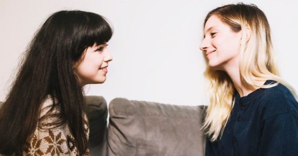 دراسة: الحديث مع الصديقات.. ترميم للجهاز العصبي 